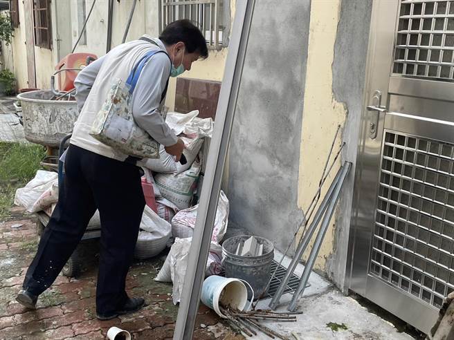 台南登革熱7日新增319例，防疫人員針對近期時有強降雨，社區產生相當多積水容器，呼籲民眾勤於清除積水，阻絕病媒蚊。（台南市衛生局提供／曹婷婷台南傳真）