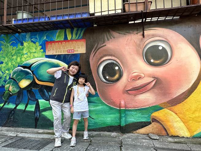 新北水利局推动污水后巷美化，至今已完成608条后巷彩绘，图为位于中和区忠孝里「探索昆虫世界」主题绘画（新北水利局提供）