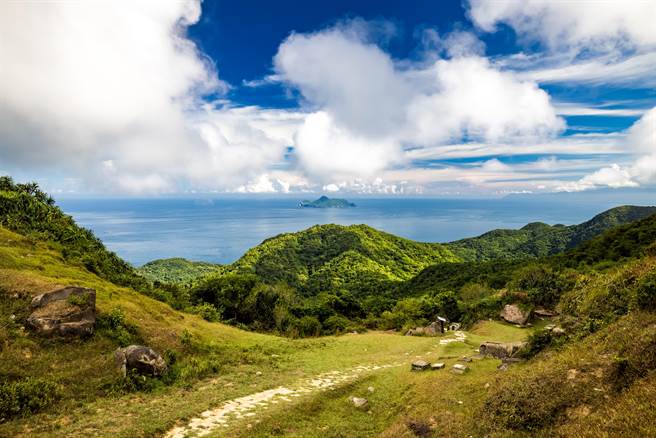 ▲新北市政府观光旅游局推荐热爱步道健行的朋友可以在龙洞湾岬步道、桃源谷步道及草岭古道感受行脚的乐趣。（新北市政府提供／徐佑升新北传真）