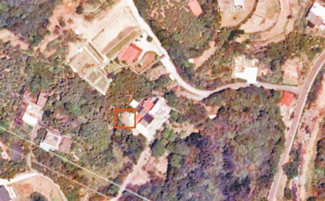 赖清德指老家是在法令颁布前合法翻修。图为赖清德老家后方的建物，2003年8月9日空照图显示尚未存在。（读者提供）