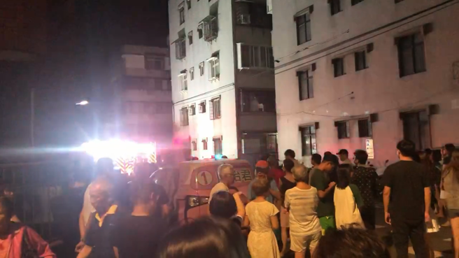 住户们不敢待在家中，聚集在马路上议论纷纷。（翻摄画面）