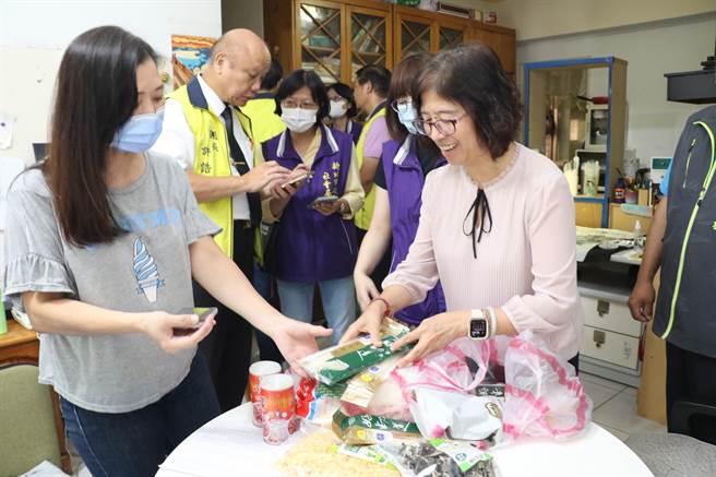 新北市北海岸社福中心媒合圆融行善团，总共募集26万5千元，于日前将善款送给案家。（社会局提供）