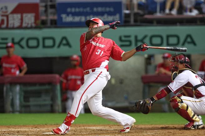 味全龙林智胜轰出中职生涯第303支全垒打。（味全龙提供）