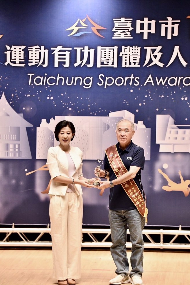 大汉整合行销董事长秦熙岳(右)也到场接受表扬。(台中市政府运动局提供)