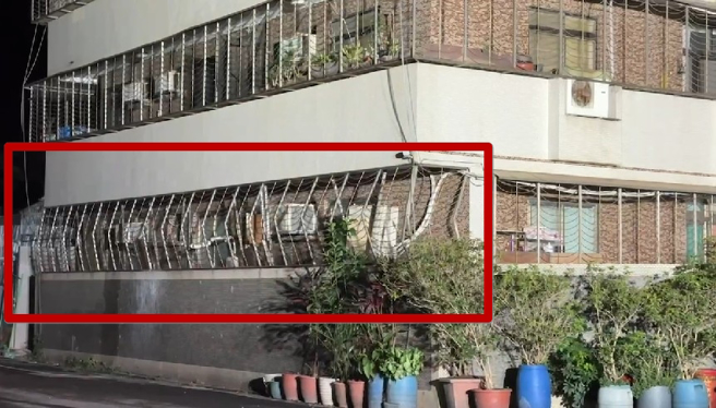 大直街民宅倾斜现场，一楼的铁窗明显变形。（翻摄画面）