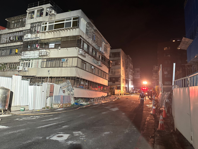 7日晚间台北市中山区大直街巷内建案都更重建海砂屋，造成附近房屋倾斜，影响25户，甚至还有一栋屋子严重倾斜，一楼直接陷入地底。（陈怡君办公室提供）