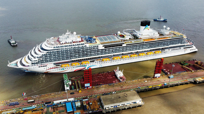 大陆首艘国产大型邮轮爱达．魔都号9月7日再度从码头出发，开启完工验证新航程。（图／中新社）
