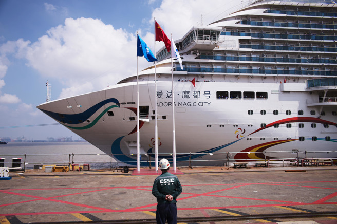 大陆首艘国产大型邮轮爱达．魔都号总长323.6米，总吨位达13.55万吨，拥有2826间客房。（图／中新社）