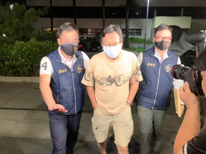 中正一警分局侦查队顏姓小队长因泄密罪遭约谈，复讯后谕令10万交保。（李文正摄）