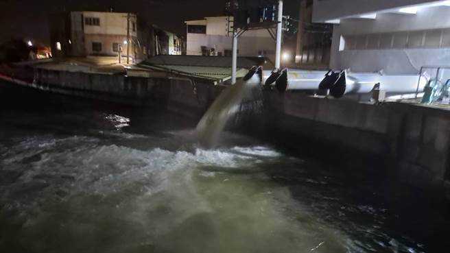 因应晚间强降雨来袭，台南市33处抽水站共抽水约82万吨。（台南市政府提供／曹婷婷台南传真）