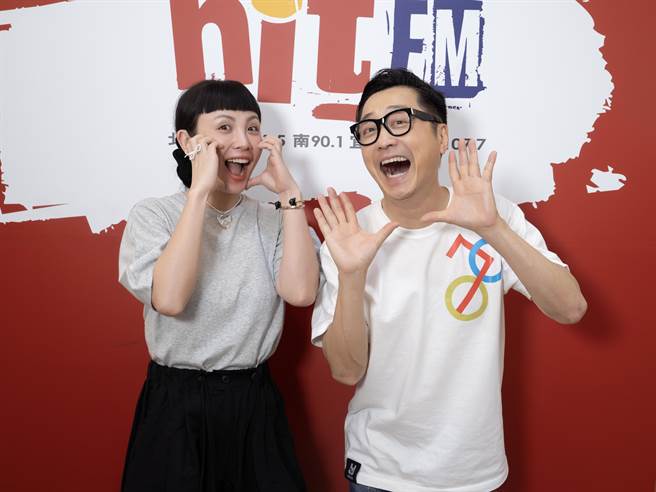 庾澄庆（右）推出单车实境秀，日前上魏如萱的电台节目。（Hit Fm联播网提供）