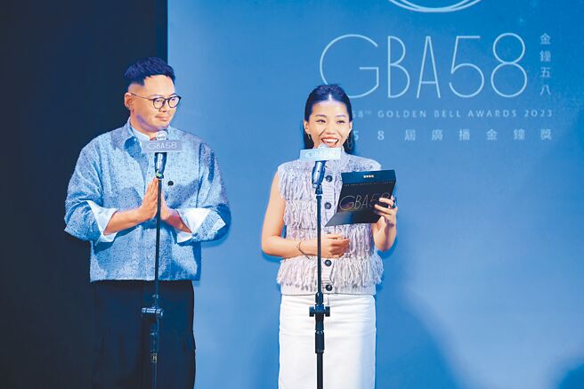 洪佩瑜（右）、葛大为昨担任第58届广播金钟奖揭奖嘉宾。（三立提供）