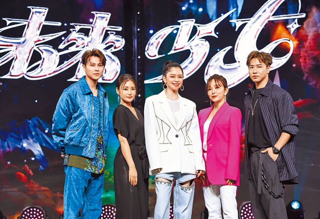 王子（左起）、麻衣、徐若瑄、爱纱、欧弟昨录製《未来少女》冠军战，对少女们的蜕变感到骄傲。（陈俊吉摄）