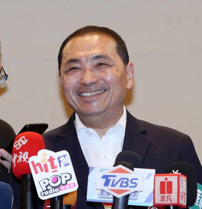 国民党总统参选人侯友宜8日端出「贫富差距」新解方，喊出内任逐步调整基本薪资至3万3千元。（资料照／刘宗龙摄）