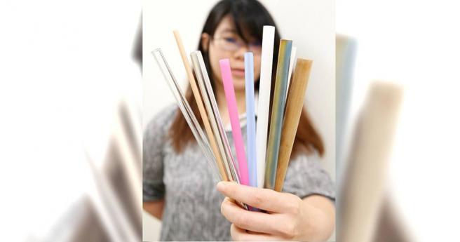 台湾于2019年7月起规定公部门、连锁速食店不得提供一次性塑胶吸管，因此也催生出各式材质的替代吸管，但最新研究显示，乍看安全的纸吸管竟9成都含有致癌物。（图／报系资料照）