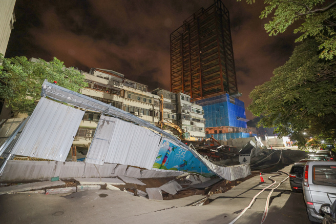 因建商施工不慎，大直民宅發生下陷，現場道路破裂。（郭吉銓攝）