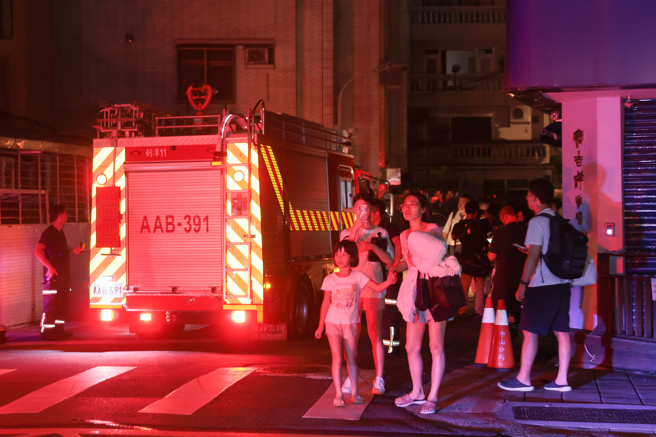 封鎖範圍擴大，300多名住戶緊急撤離。（郭吉銓攝）