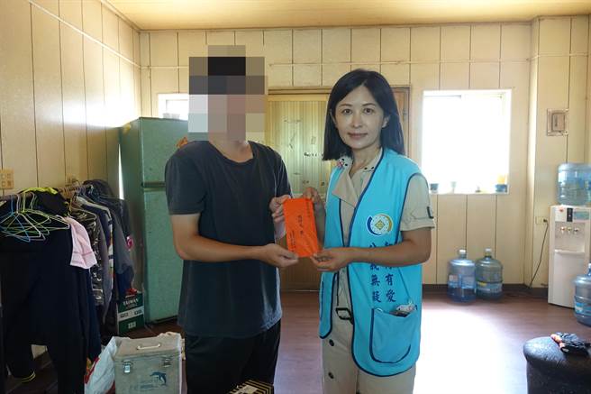 执行署嘉义分署长柯怡伶带领同仁前往关怀慰问，并勉励少年认真向学。（执行署嘉义分署提供∕吕妍庭嘉义传真）