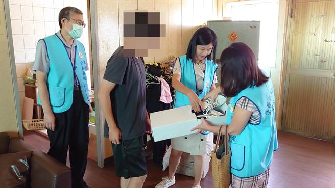 执行署嘉义分署长柯怡伶带领同仁前往关怀慰问，并勉励少年认真向学。（执行署嘉义分署提供∕吕妍庭嘉义传真）