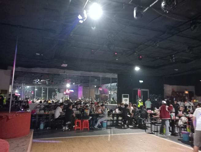 彰化县溪湖镇乡间小道旁的凤凰会馆每到周五及周末晚间人声鼎沸，吸引许多移工聚集饮酒欢唱。（警方提供／孙英哲彰化传真）