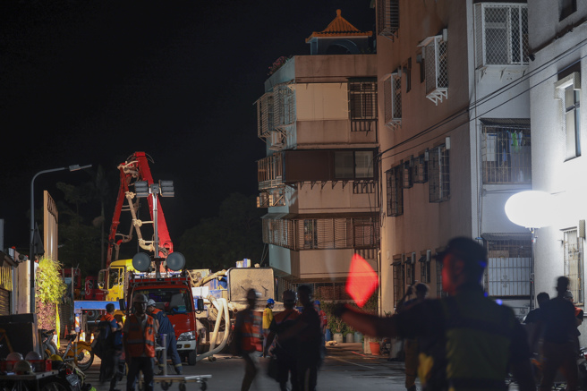 台北市中山区大直街连栋民宅7日晚间因兴建工地施工未灌水，造成民宅倾斜龟裂进而下陷。（郭吉铨摄）