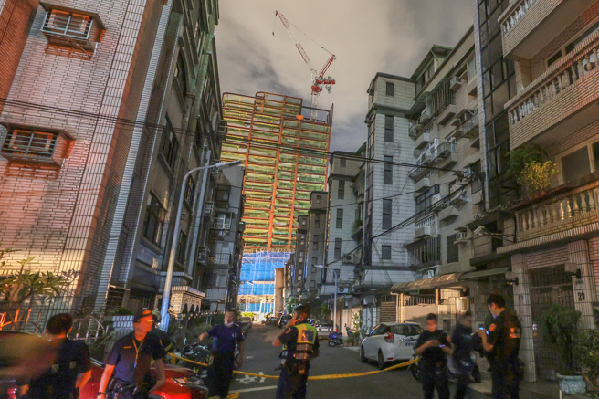 台北市中山区大直街连栋民宅7日晚间疑因一旁兴建工地施工未灌水，造成民宅倾斜龟裂进而下陷。（郭吉铨摄）