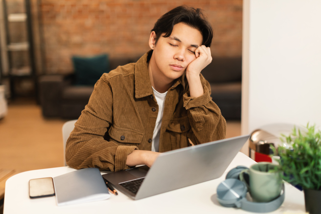 現代人生活、工作壓力大，下班回到家就累癱已成日常，若非慢性疲倦症候群，就要小心是罹癌症狀。(示意圖/ Shutterstock )