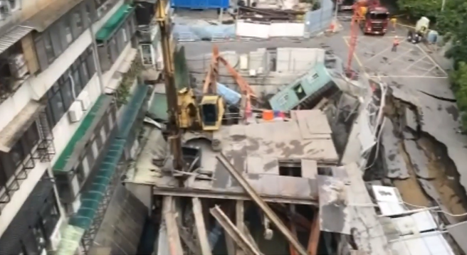 「大直基泰」工地内，可见到钢梁、道路坍塌扭曲。(中时新闻网)