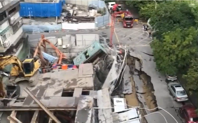 「大直基泰」工地内，可见到钢梁、道路坍塌扭曲。(中时新闻网)