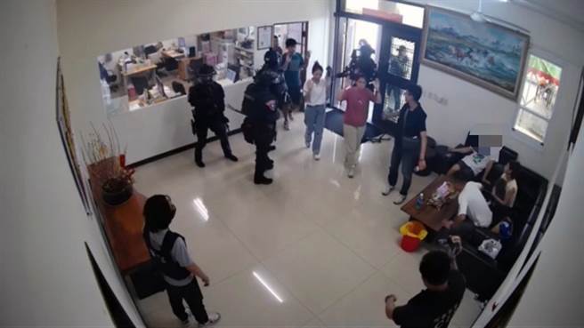 刑事警察局南部打击犯罪中心侦查第八大队执行搜索时，被台南市一家开发公司指控「执法过当」。（读者提供／洪荣志台南传真）