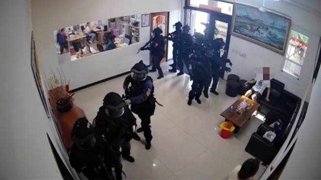 刑事警察局南部打击犯罪中心侦查第八大队执行搜索时，被台南市一家开发公司指控「执法过当」。（读者提供／洪荣志台南传真）