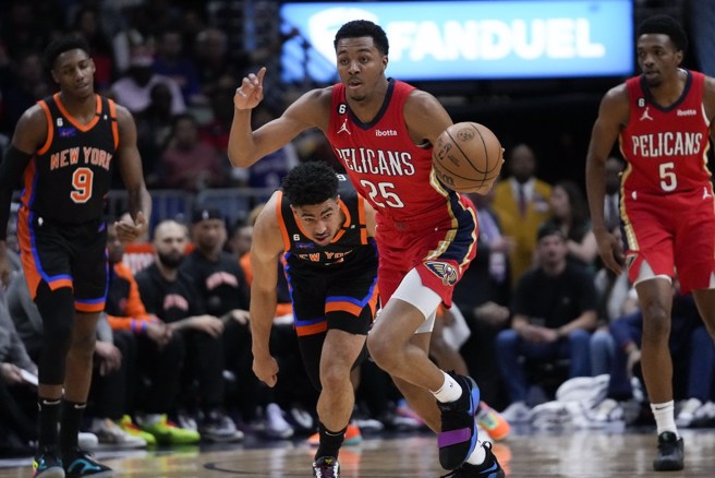 莫菲(中)确定进行左膝部分半月板切除手术了。(美联社资料照)