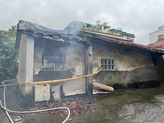 高雄市大树区安和街1栋老旧平房建筑，今天上午8时20分发生火警，消防局出动15车32人前往救援，火势于10分后扑灭，现场发现82岁独居老人史姓男子逃生不及，命丧火窟，警方初步调查，现场疑有烹调忘记关火产生的烧焦情形，详细起火原因正深入调查中。（警方提供／林雅惠高雄传真）