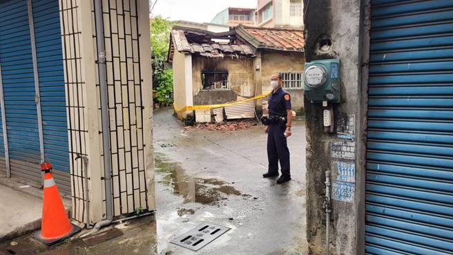高雄市大树区安和街1栋老旧平房建筑，今天上午8时20分发生火警，消防局出动15车32人前往救援，火势于10分后扑灭，现场发现82岁独居老人史姓男子逃生不及，命丧火窟，警方初步调查，现场疑有烹调忘记关火产生的烧焦情形，详细起火原因正深入调查中。（警方提供／林雅惠高雄传真）