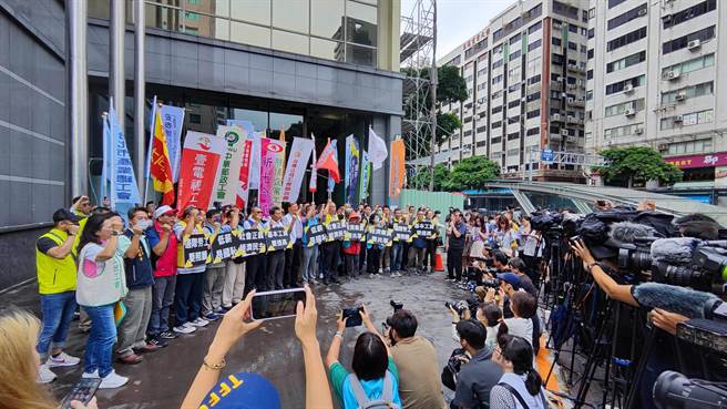 基本工資委員、全國產業總工會理事長江健興會前受訪時表示，月薪應不低於2萬8000元、時薪不應低於186元，並認同時薪及月薪應脫鉤以照顧時薪邊際勞工。（林良齊攝）