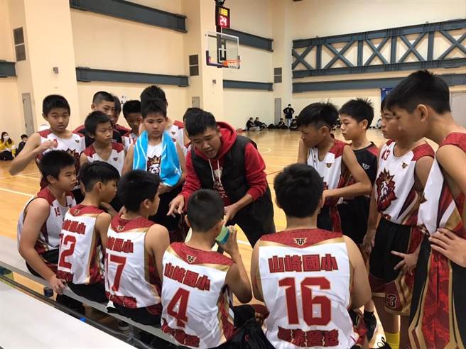 山崎国小教师顏士弦带领山崎国小篮球队，一路衝进全台赛事，更拿下季军好成绩。（顏士弦提供／邱立雅竹县传真）