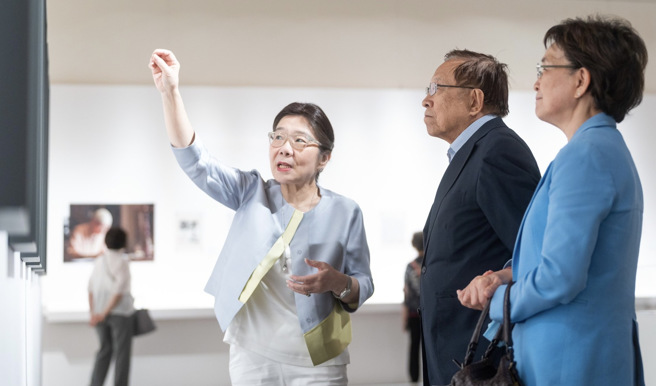 .策展人陳筱君(左)為天下文化創辦人高希均(中)、天下文化董事長王力行(右)導覽。(戴志揚翻攝)