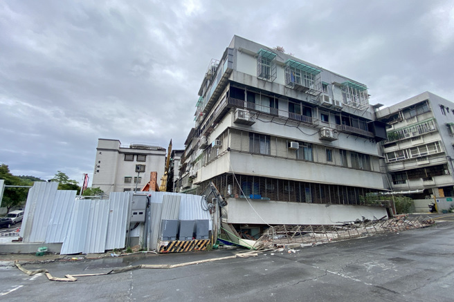 北市大直民宅塌陷，一楼不见了，画面怵目惊心（台北市摄影记者联谊会提供）