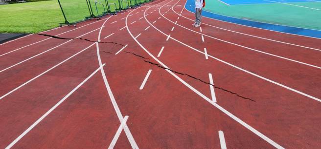 道明外侨学校操场地板出现一条巨大裂缝。（民眾提供）