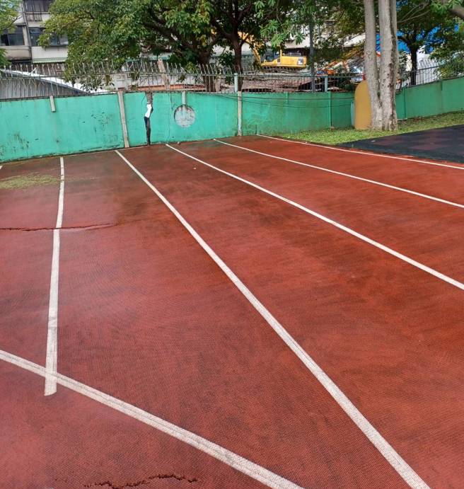 学校围墙裂成两截，操场地上也有不少裂痕，画面怵目惊心。（民眾提供）