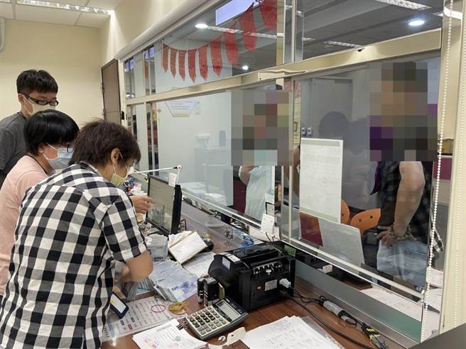 鄭男因女兒剛上小一，擔心遭到管收，請親友籌款繳納欠稅及罰鍰。（新北分署提供）