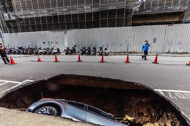 竹北曾发生天坑，导致一部特斯拉陷落（资料照／罗浚滨摄）