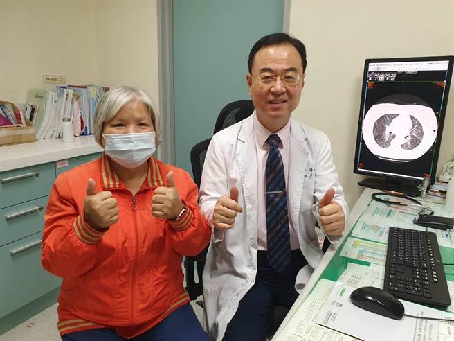 台中70岁游姓妇人胸闷、胸痛及呼吸困难长达2年，期间几次检查心臟都未改善，后发现是毛玻璃病变，幸经吸入性胆固醇治疗3个月顺利改善多年不适。（乌日林新医院提供／潘虹恩台中传真）