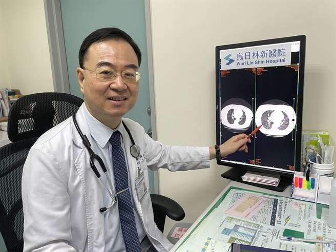 乌日林新医院癌症中心主任暨胸腔内科医师许人文指出，吸入型类固醇主要作用于肺部，不会经过消化道跟血液循环，对于肝肾功能不全或是年长者来说比较可以安心使用。（乌日林新医院提供／潘虹恩台中传真）