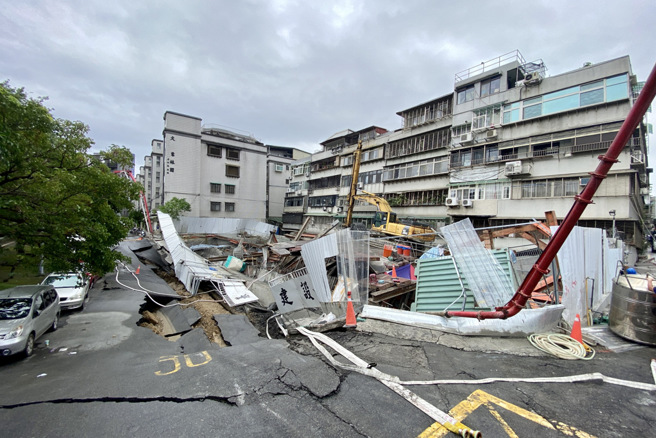 基泰大直建案施工不慎，造成隔壁公寓塌陷。（图／台北市摄影记者联谊会提供）
