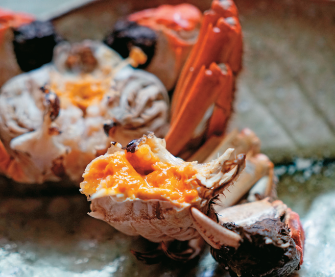 秋蟹特别饱满鲜美，浓稠的蟹黄令人垂涎。（图／卢怡安）
