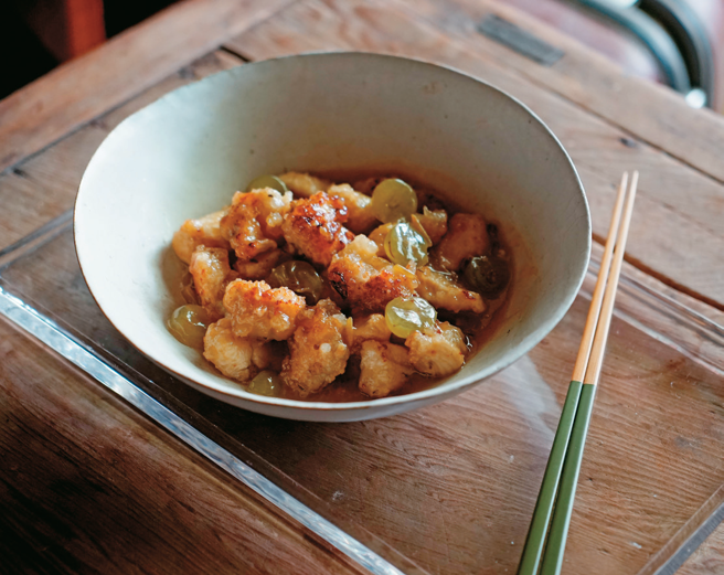 以金香葡萄入菜的「金香鸡球」带有果酸滋味。（图／卢怡安）