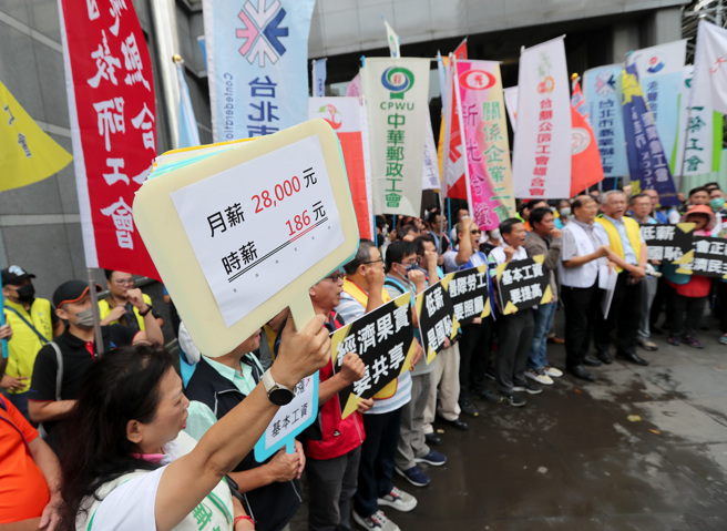  基本工資審議委員會8日召開，商討2024年的基本工資調幅可望達3%，全國產業總工會等勞團在勞委會大樓外集結抗議，向勞動部長許銘春及審議委員們喊話，堅持月薪須達2萬8000元、時薪186元，至調幅6%。 （鄭任南攝）