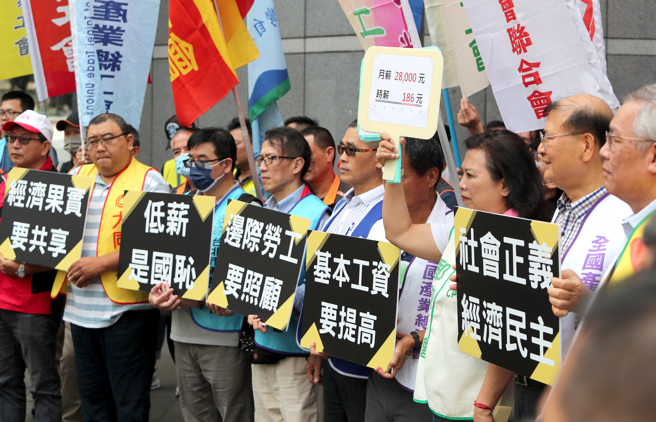 基本工資審議委員會8日召開，商討2024年的基本工資調幅可望達3%，全國產業總工會等勞團在勞委會大樓外集結抗議，向勞動部長許銘春及審議委員們喊話，堅持月薪須達2萬8000元、時薪186元，至調幅6%。 （鄭任南攝）