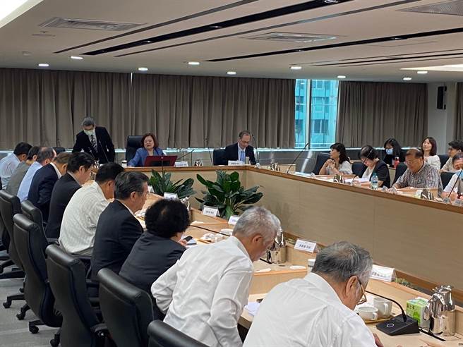 劳动部今天邀集劳资代表及专家学者召开基本工资审议会。（陈佑诚摄）